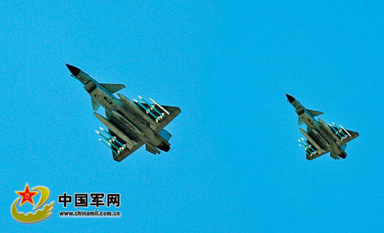 戰(zhàn)機升空開展對抗訓(xùn)練。肖燕錦攝