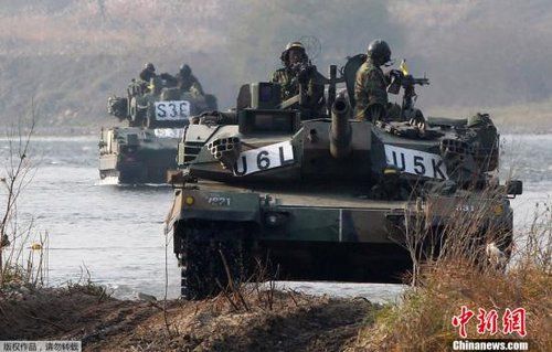　資料圖：2011年11月2日，韓國軍隊在首爾東南100公里的驪州進(jìn)行軍事演習(xí)。