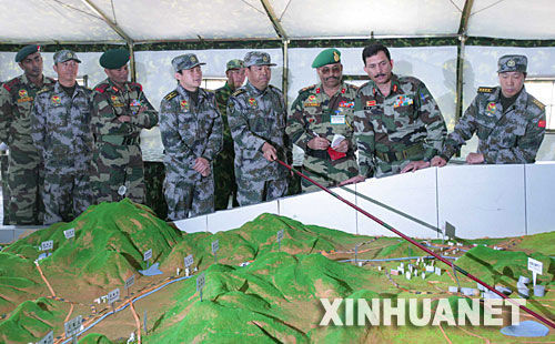 資料圖：2007年12月23日，中印陸軍聯(lián)合軍演中印參訓(xùn)指導(dǎo)組成員在進行訓(xùn)練磋商