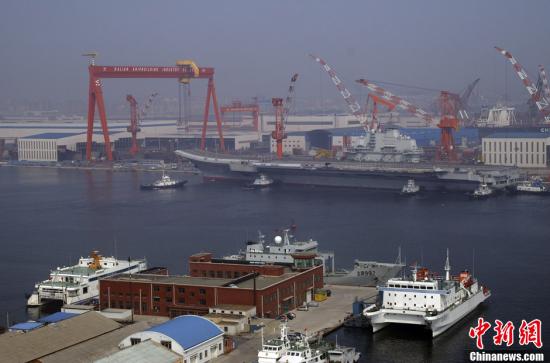 8月30日9時(shí)30分許，中國(guó)航母平臺(tái)在經(jīng)過(guò)第十次海試后，平穩(wěn)地?？吭谶|寧大連港碼頭。