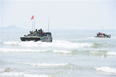 兩棲裝甲戰(zhàn)車(chē)搶灘登陸。兩棲裝甲戰(zhàn)車(chē)搶灘登陸