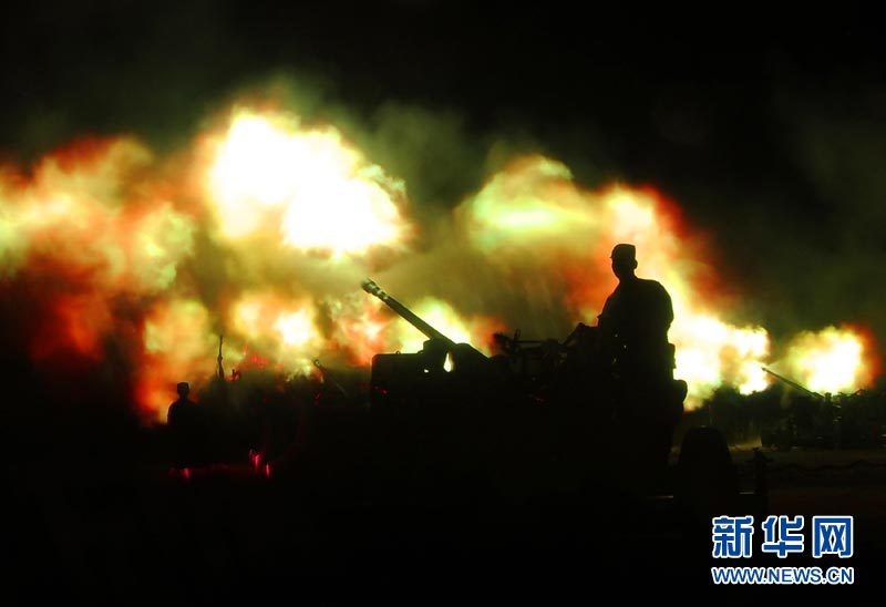 直擊南京軍區(qū)炮兵防空兵夜間瀕海實(shí)彈演練