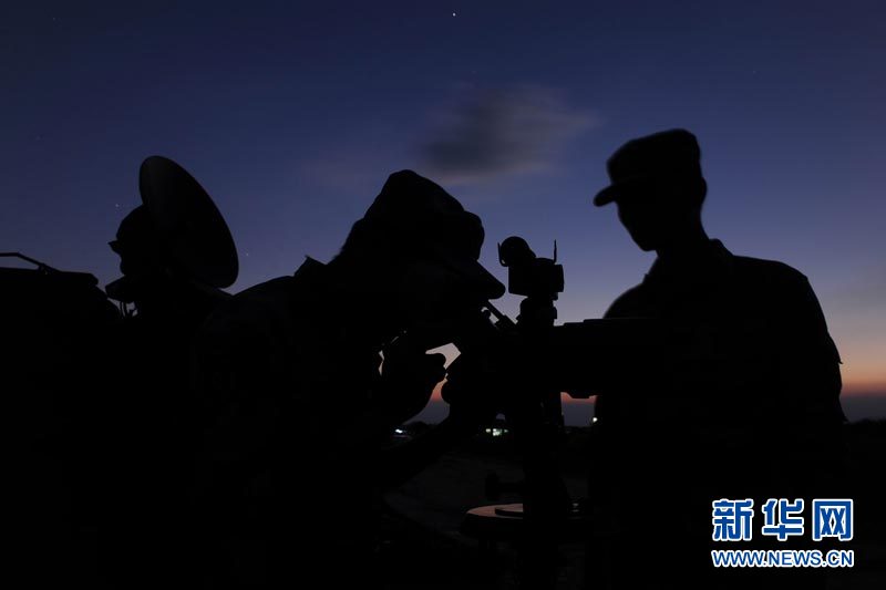 直擊南京軍區(qū)炮兵防空兵夜間瀕海實(shí)彈演練