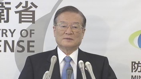 日本防衛(wèi)省森本敏16日上午出席記者會。