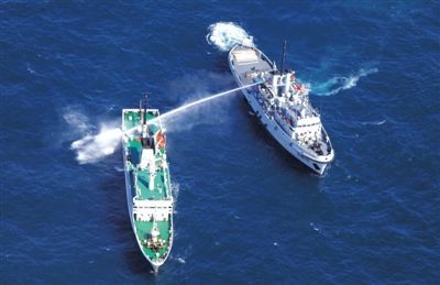 昨日，東海某海域，東海艦隊拖船使用高壓水炮為地方執(zhí)法船滅火