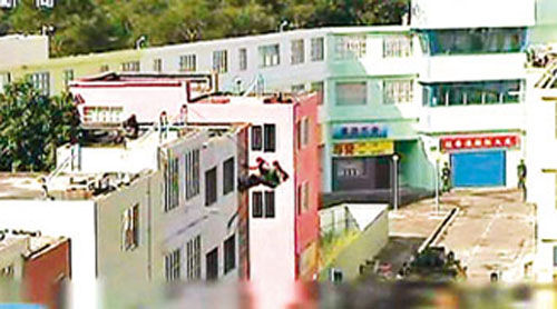 解放軍駐港部隊(duì)從屋頂游繩攻入建筑物。圖片來源：香港《文匯報(bào)》