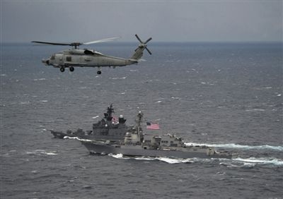 2011年1月10日，美國海軍驅(qū)逐艦與日本海上自衛(wèi)隊(duì)“鞍馬”號(hào)驅(qū)逐艦在日本長崎縣附近海域舉行聯(lián)合海上演習(xí)。資料圖片