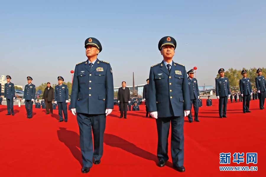 　空軍司令員馬曉天（左）、政委田修思緩步走向空軍英雄紀念墻