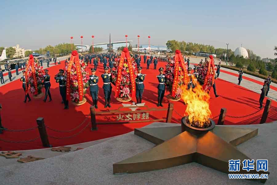 　革命圣火代代相傳