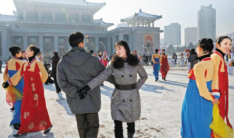 12月12日，朝鮮成功發(fā)射火箭后，平壤市民跳舞慶祝（資料圖）