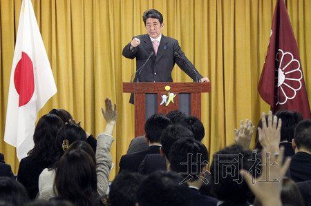 12月17日，日本自民黨總裁安倍晉三17日在黨總部會見記者，表示考慮與日本維新會和眾人之黨攜手修改憲法。