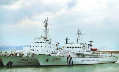 海監(jiān)111船（左）與112船，海監(jiān)111船原為海軍“海冰723號(hào)”破冰船