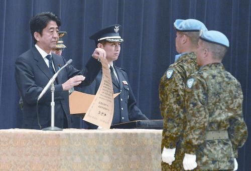 20日，日本首相安倍晉三向回國的戈蘭高地維和自衛(wèi)隊(duì)遞交政府獎(jiǎng)狀。安倍在儀式上稱，近年“日本周邊的安全保障環(huán)境更加嚴(yán)峻”，為此將修改《防衛(wèi)計(jì)劃大綱》，進(jìn)一步加強(qiáng)日美同盟。