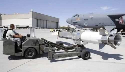 資料圖：美軍嘗試將“X-51 Wave Rider”飛行器掛在一架“B-52”轟炸機(jī)下，發(fā)射升空。