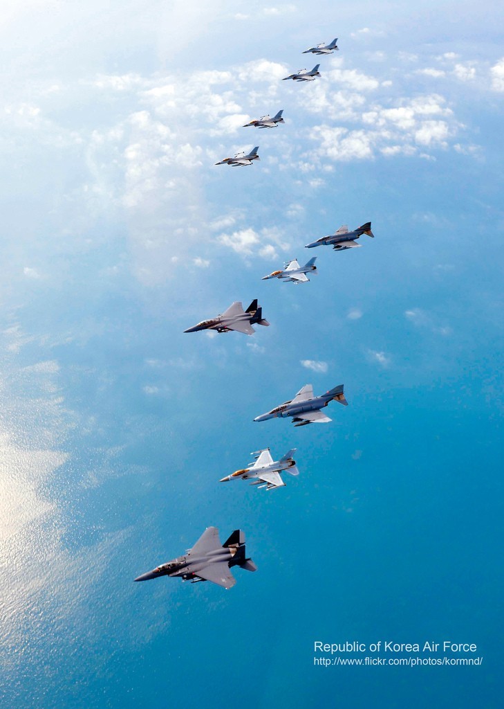 圖為韓空軍KF-16戰(zhàn)機、F-4戰(zhàn)機、F-15K兩代三型戰(zhàn)機編隊升空練作戰(zhàn)。