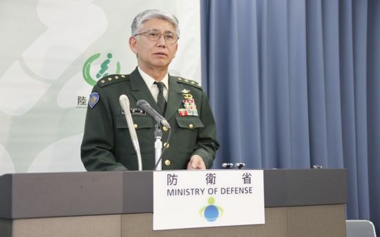 2月21日下午2點，日本陸上自衛(wèi)隊參謀長君塚榮治在防衛(wèi)省會見記者