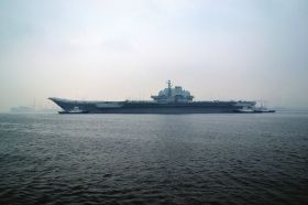 2月26日上午，中國海軍“遼寧艦”從大連港駛出，這是“遼寧艦”2013年首次出海。圖/CFP