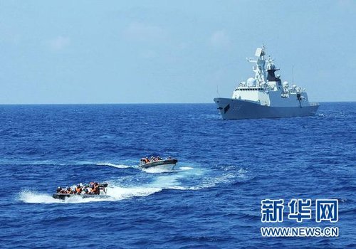 3月28日，十余名臨檢拿捕隊員從玉林艦出發(fā)，乘小艇駛向模擬可疑商船的艦只。