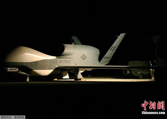 2006年2月17日，美國(guó)“全球鷹”RQ-4A無(wú)人機(jī)在秘密地點(diǎn)飛行。