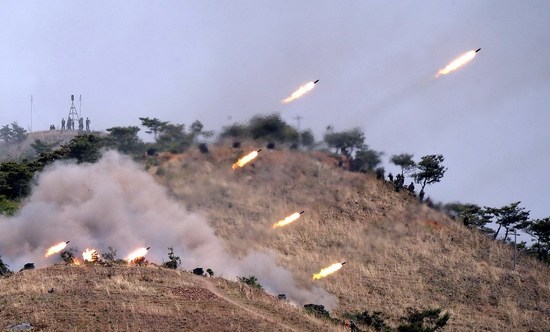 資料圖：朝鮮炮兵在進行火力演習(xí)。