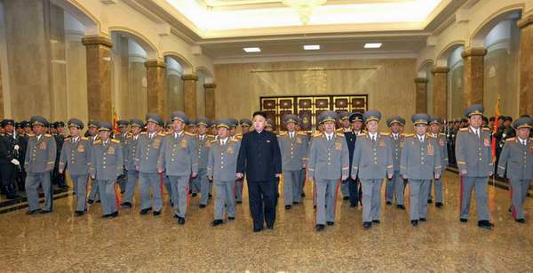 朝鮮最高領(lǐng)導(dǎo)人金正恩于15日零時率領(lǐng)朝鮮軍方高級干部參拜了安置金日成和金正日遺體的錦繡山太陽宮。