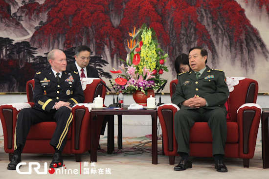 　中央軍委副主席范長(zhǎng)龍上將（右）會(huì)見(jiàn)美軍參聯(lián)會(huì)主席鄧普西上將。