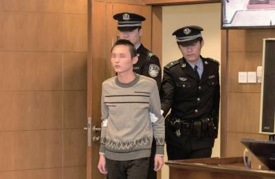鄭某被帶入法庭。