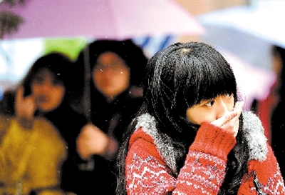 大學(xué)路附近，一位美女冷得縮起脖子。 晚報(bào)記者 馬健 圖