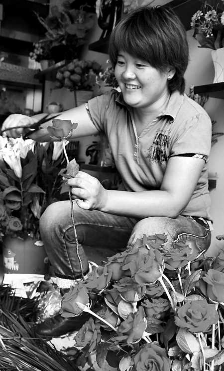 8月21日，內(nèi)黃縣一家鮮花店的工作人員正在包裝鮮花。