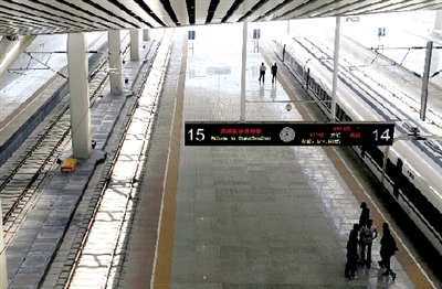 停在站臺上開往武漢的客車已按時發(fā)車試運行。