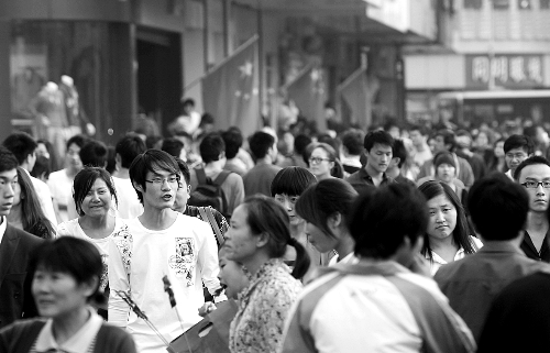 8天長假中，逛街購物的人數(shù)激增，鄭州市德化步行街上“人潮洶涌” 河南商報記者 王春勝/攝