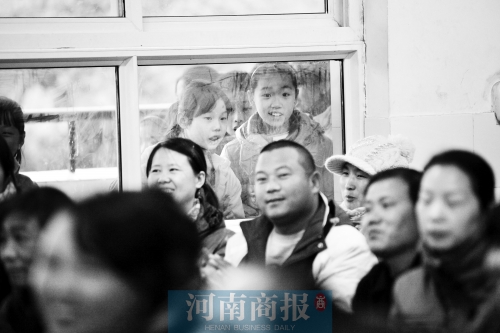 家長(zhǎng)課堂上，孩子們趴在窗戶上圍觀