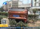 試駕玩漂移 車(chē)翻花壇里