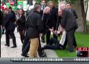 英國(guó)首相卡梅倫遭人當(dāng)街猛推 隨身保鏢毫無反應(yīng)