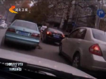 山東濟(jì)南：驚險(xiǎn)一幕 執(zhí)法人員被拖車(chē)外百余米