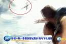 泰國(guó)游客玩跳傘 險(xiǎn)與飛機(jī)相撞