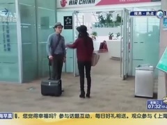 “蘋(píng)果女”大鬧機(jī)場(chǎng)候機(jī)廳 竟稱(chēng)“國(guó)產(chǎn)手機(jī)不能上飛機(jī)”