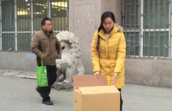 路遇行路艱難的人 你會(huì)出手嗎？