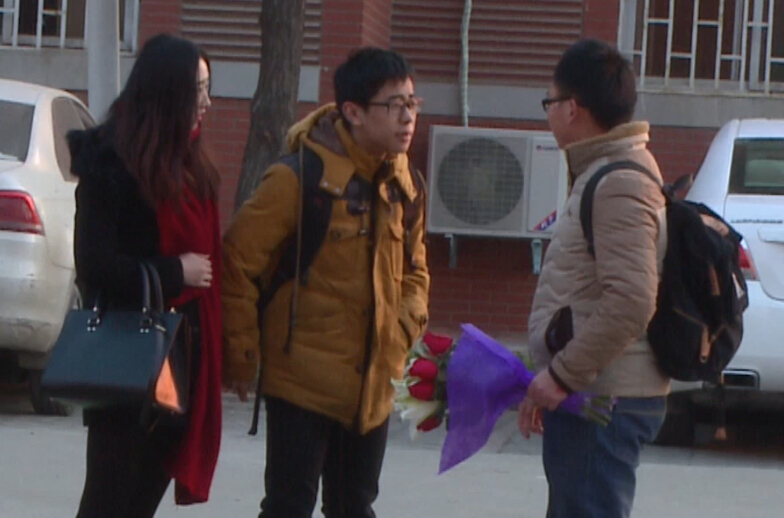 美女請(qǐng)你假裝其男友拒絕追求者，你會(huì)怎么辦？