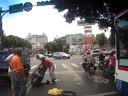好恐怖的車(chē)禍！騎車(chē)先到人才到