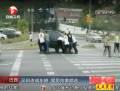 實拍司機違規(guī)停車遭數(shù)位猛男抬走