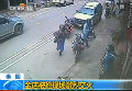 監(jiān)控拍下泰國(guó)金店店主表弟與劫匪激烈槍戰(zhàn)