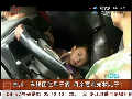 實(shí)拍車(chē)禍困住母子倆母親要求先救兒子