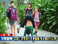 下半身癱瘓男孩每天倒立行走上學(xué)