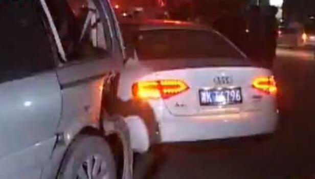 12車停路邊瞬間全報廢 咋回事？