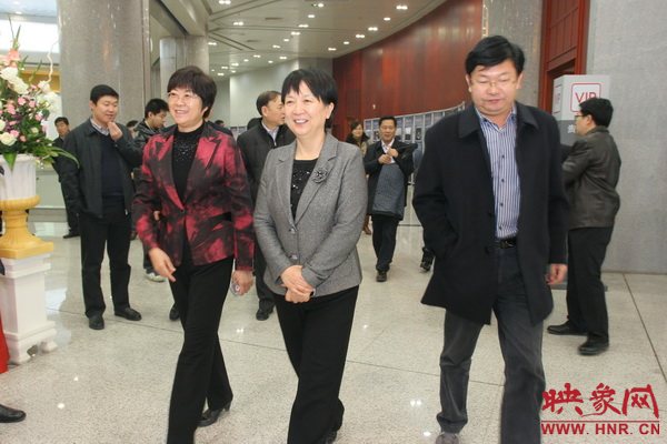 河南省委常委、宣傳部長趙素萍（中)進(jìn)入會場