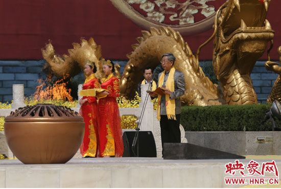 中華炎黃文化研究會會長許嘉璐宣讀拜祖大典拜祭文。映象網(wǎng)記者 邵恰 攝
