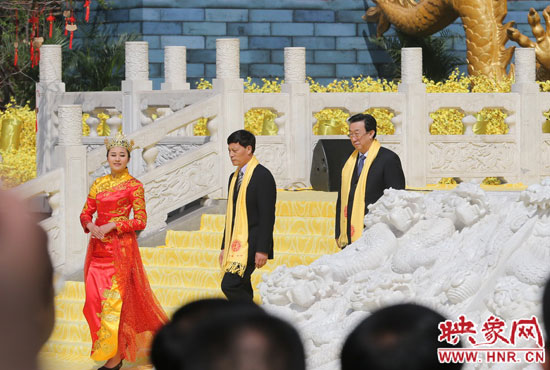　河南省委書記、省人大常委會主任郭庚茂，河南省省長謝伏瞻敬獻花籃。映象網(wǎng)記者 邵恰 攝
