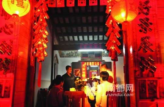 　　海口人把除夕的年夜飯稱為“吃圍爐”。