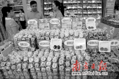 散裝月餅因其實(shí)惠的價(jià)格、豐富的口味而受到市民的青睞。
